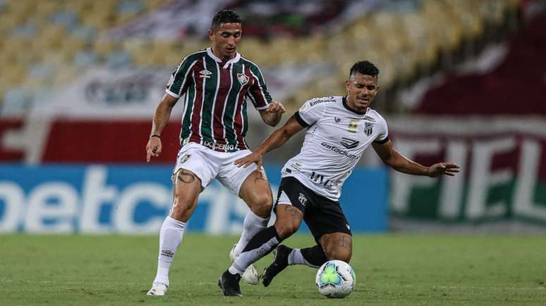 Danilo Barcelos marca o meia Fernando Sobral durante partida contra o Ceará (LUCAS MERÇON / FLUMINENSE F.C.)