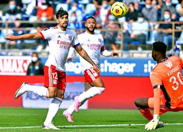 Momento em que Paquetá fez golaço por cobertura, mas arbitragem anulou (Foto: Divulgação / Lyon)