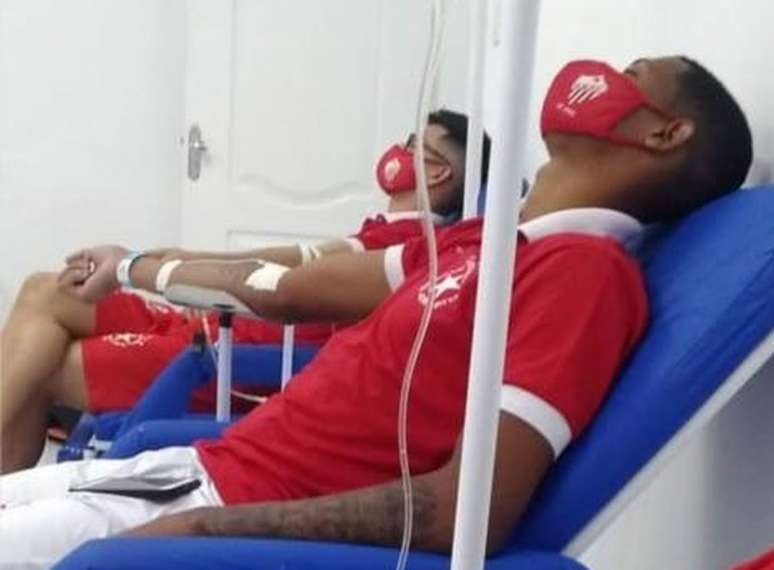 Atletas foram internados em hospital (Foto: Divulgação/Rio Branco)