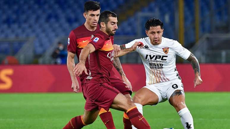 Roma e Benevento fizeram jogo agitado pela quinta rodada do Campeonato Italiano (Foto: AFP)