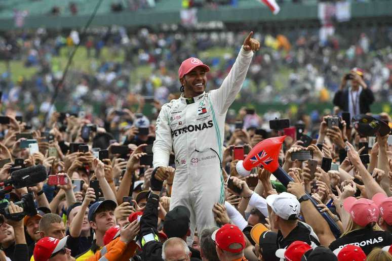 80 – Em 2019, Lewis Hamilton novamente venceu em Silverstone e caiu nos braços dos fãs. Mais uma festa no GP da Inglaterra 