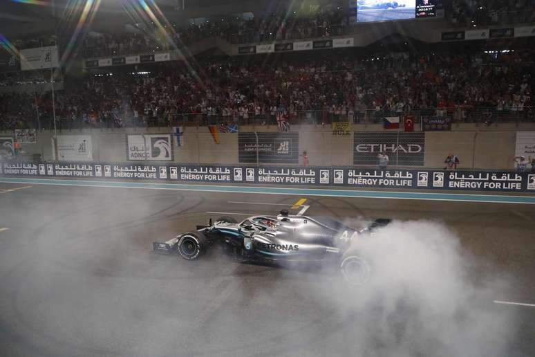 84 – A temporada do hexa de Hamilton terminou com um triunfo no monótono GP de Abu Dhabi 