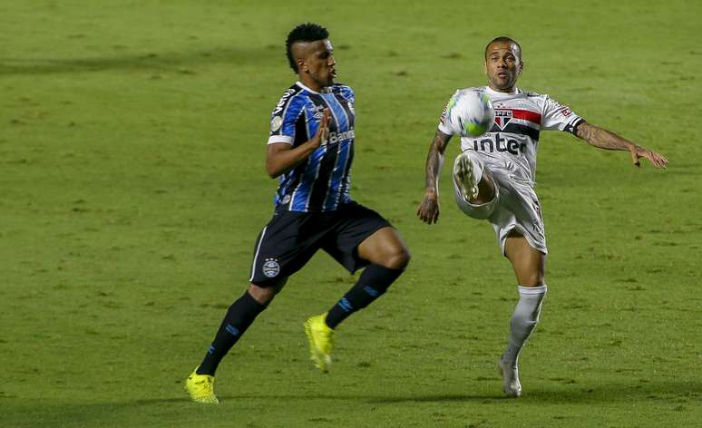 Daniel Alves, do Grêmio, disputa lance com Cortez, do São Paulo