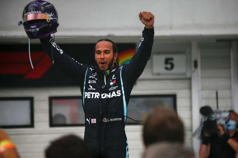 Lewis Hamilton festeja vitória que o colocou na liderança da F1 2020 