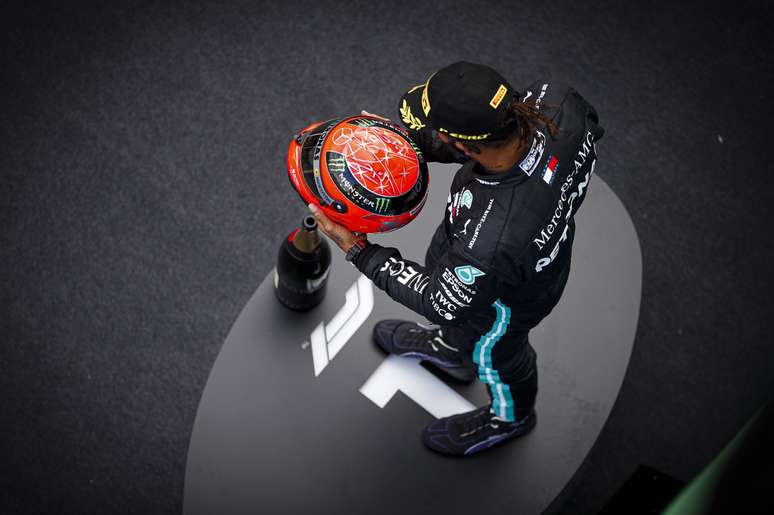 Lewis Hamilton com o capacete de Michael Schumacher 