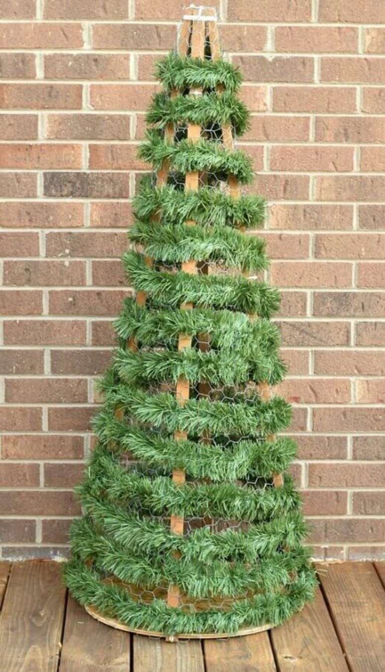 15. Festão de Natal para montar árvore simples com base de madeira – Foto: Pinterest