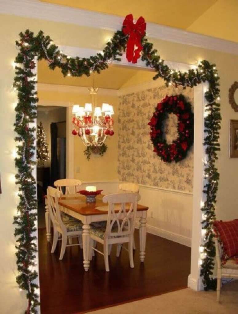 27. Invista em enfeites de Natal com festão para decorar a divisão de ambientes – Foto: Witty Bash