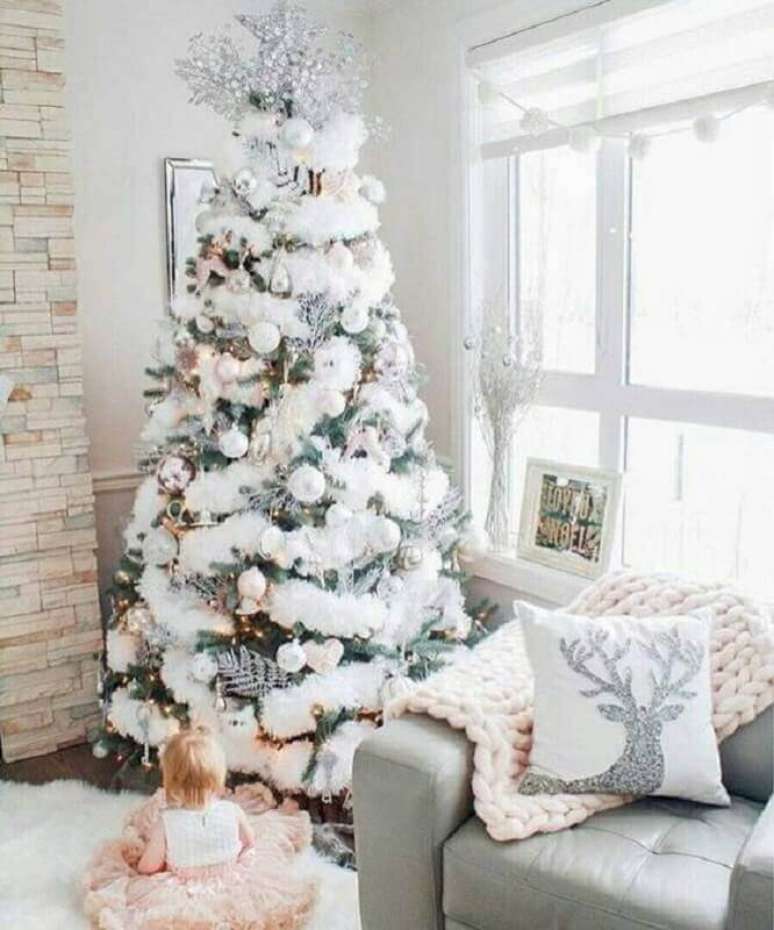 11. Festão de Natal branco para decoração de árvore em sala clean – Foto: Apartment Therapy
