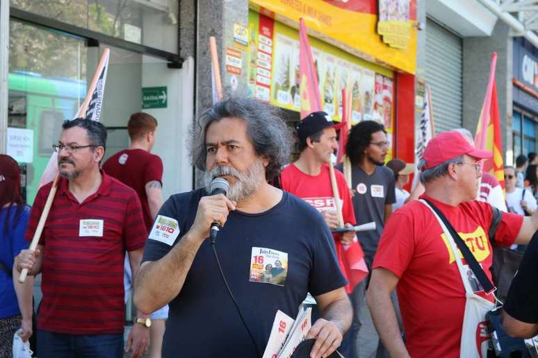 O professor Julio Flores, candidato pelo PSTU, durante a campanha eleitoral de 2018, quando concorreu ao governo do Estado.