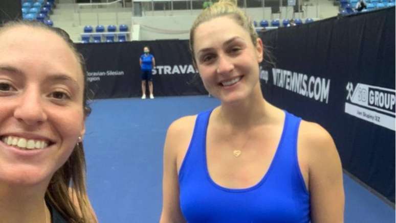 Luisa Stefani tira selfie com Gabriela Dobrawski, sua companheira no torneio de Ostrava