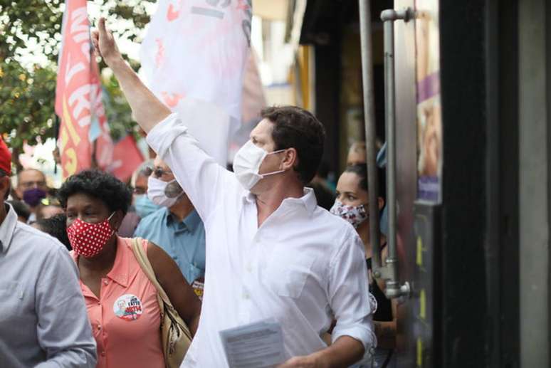 O candidato Jilmar Tatto (PT) participou de caminhada na Casa Verde, zona norte, antes de se encontrar com lideranças religiosas