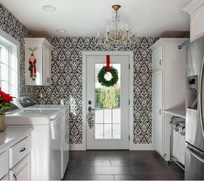 48. Guirlanda de festão de Natal para decoração de lavanderia toda branca – Foto: Apartment Therapy