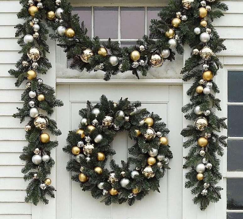 37. Guirlanda e festão de Natal decorado com bolas douradas e prateadas – Foto: Pottery Barn