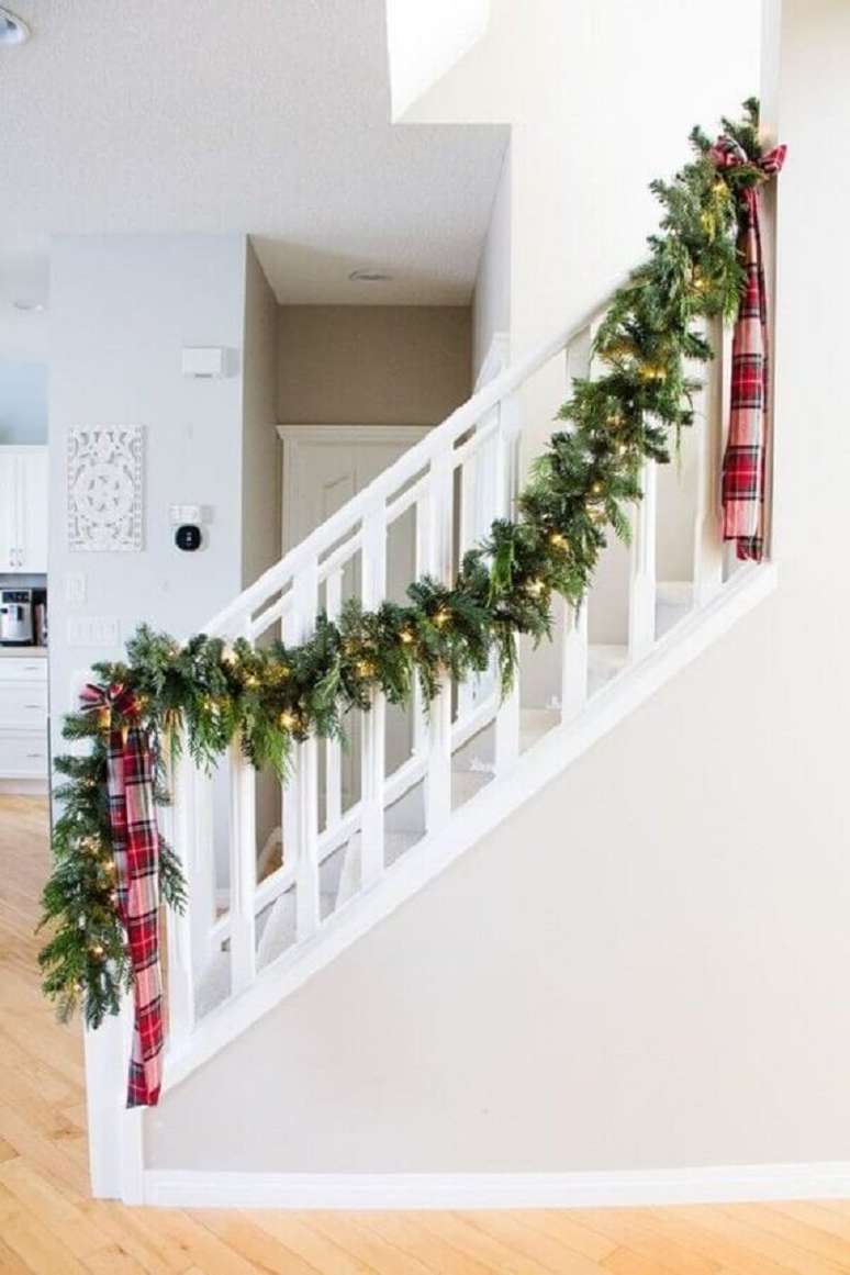 16. A decoração de Natal com festão fica linda para escadas – Foto: Dandelion Wishes LLC