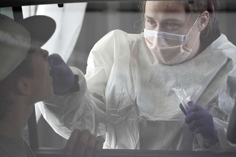 Profissional de sa&uacute;de colhe amostras para exame de detec&ccedil;&atilde;o de coronav&iacute;rus em Wisconsin, nos Estados Unidos
18/10/2020 REUTERS/Bing Guan