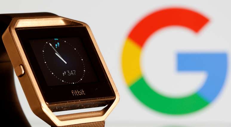Ilustração mostra Fitbit Blaze em frente a logo do Google 
08/11/2019
REUTERS/Dado Ruvic