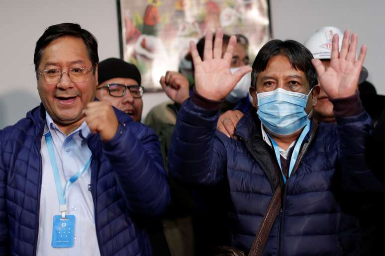 Candidato a presidente, Luis Arce, do MAS, e seu companheiro de chapa, David Choquehuanca (de máscara facil), reagem após pronunciamento à mídia, em La Paz
19/10/2020
REUTERS/Ueslei Marcelino