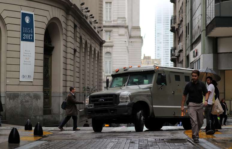 Caminhão passa na frente da Bolsa de Valores de Buenos Aires (BCBA), Argentina. 8 de maio de 2018. REUTERS/Marcos Brindicci