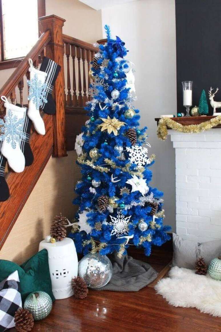 20. Decoração simples para árvore de Natal azul com festão de Natal prata – Foto: Pinterest