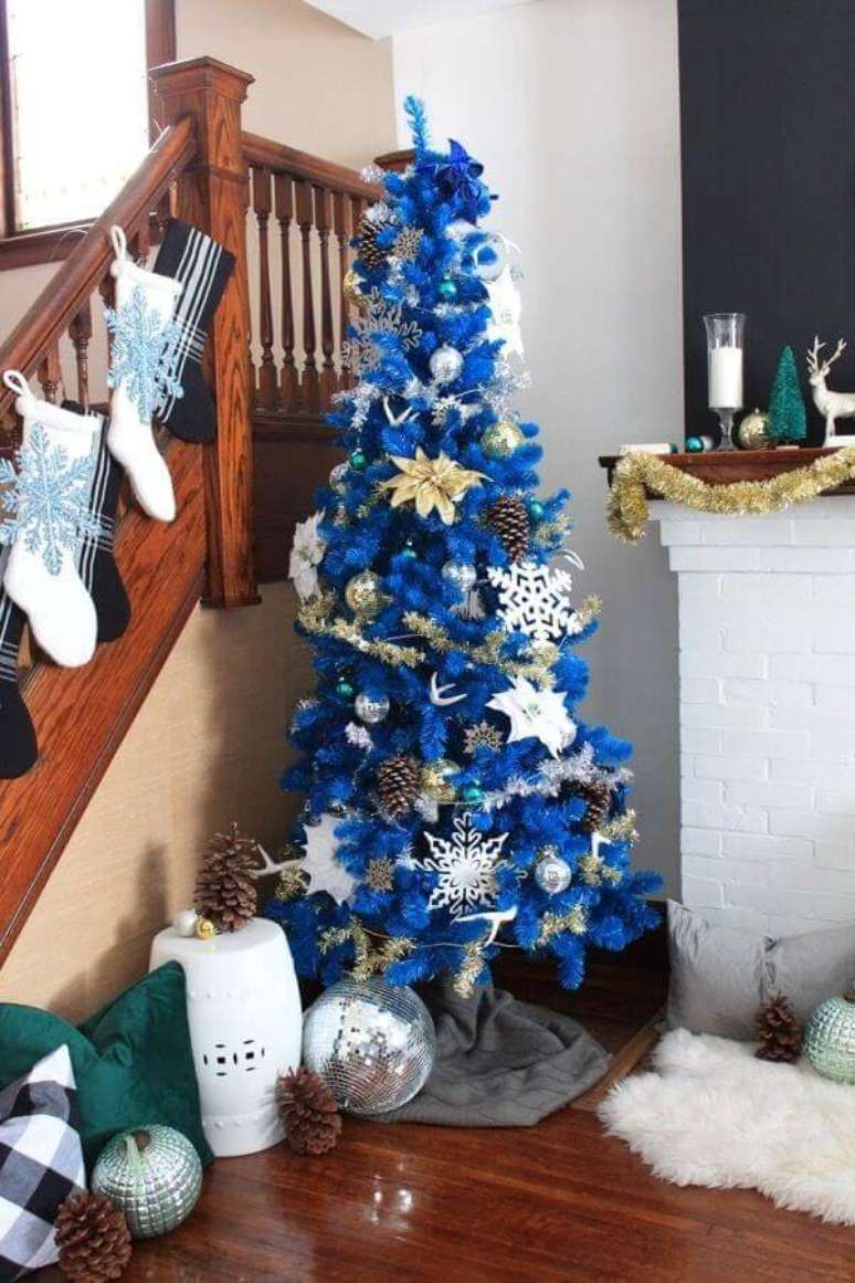 20. Decora&ccedil;&atilde;o simples para &aacute;rvore de Natal azul com fest&atilde;o de Natal prata &ndash; Foto: Pinterest