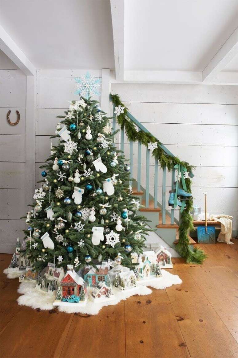 43. Festão de Natal para escada – Foto: Witty Bash
