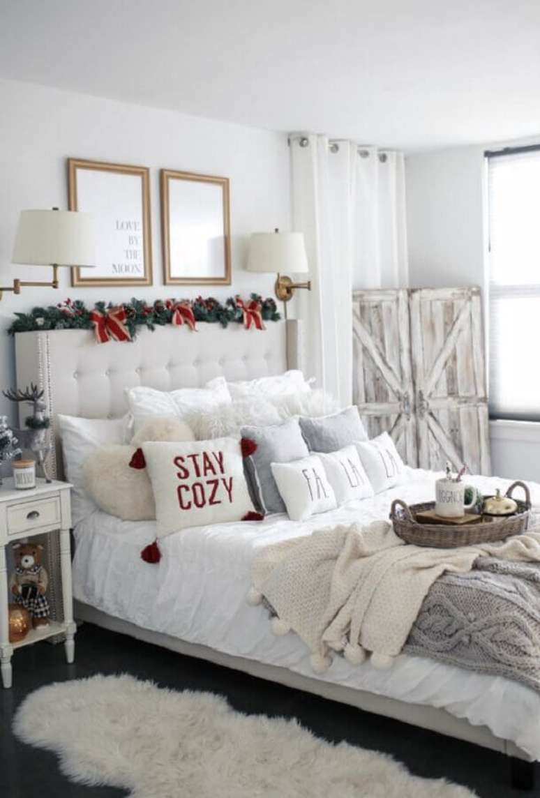 28. Decoração de quarto todo branco com festão de Natal decorado na cabeceira – Foto: The House of Sequins