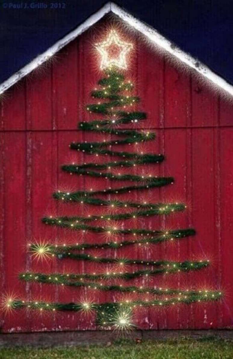 9. Área externa decorada com árvore de festão de Natal – Foto: Pinterest