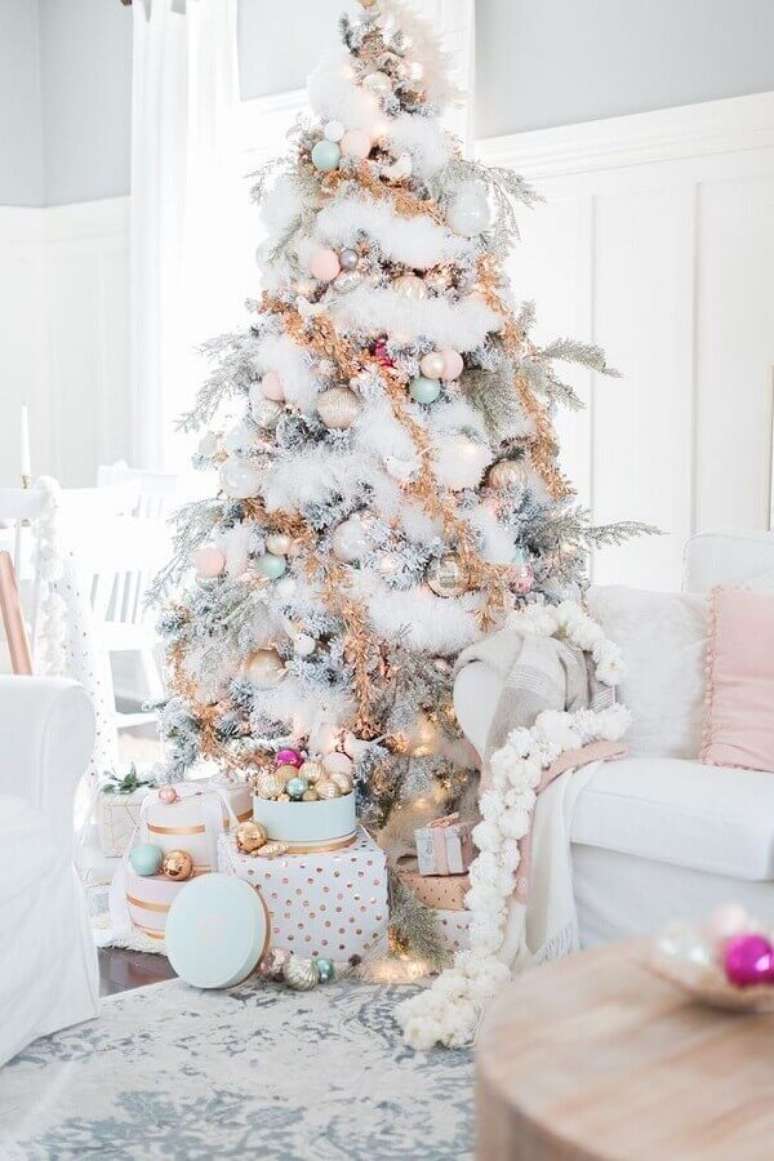 12. Linda árvore branca decorada com festão de Natal dourado – Foto: Home Furniture