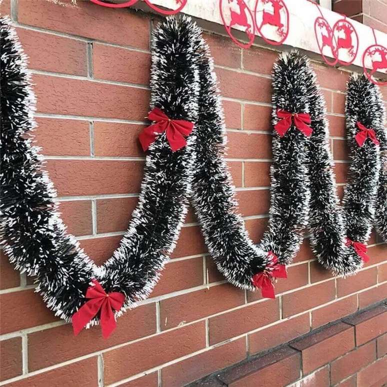 44. Festão de Natal verde com detalhes imitando neve para área externa – Foto: Jeito de Casa