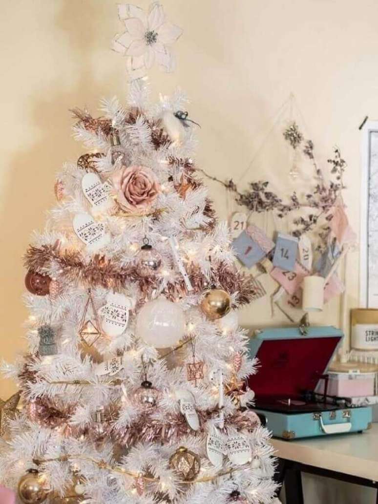 10. Árvore branca decorada com rosas e festão de Natal rose – Foto: Rhyme