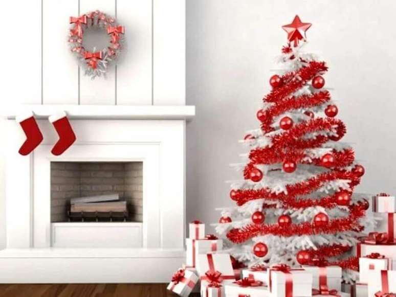 21. Fest&atilde;o de Natal vermelho para decora&ccedil;&atilde;o de &aacute;rvore branca &ndash; Foto: Pinterest
