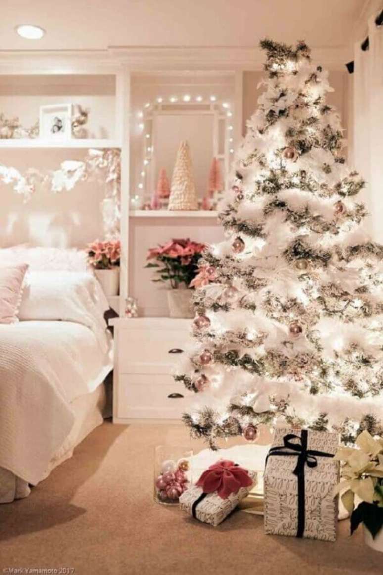50. Decoração de quarto branco com festão de Natal prata para árvore de Natal branca – Foto: Pinterest