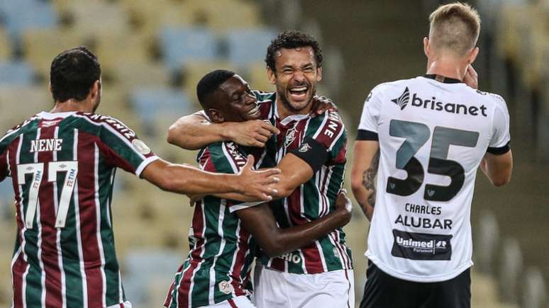 Luiz Henrique comemora gol ao lado de Fred e Nenê contra o Ceará (Foto: LUCAS MERÇON / FLUMINENSE FC)