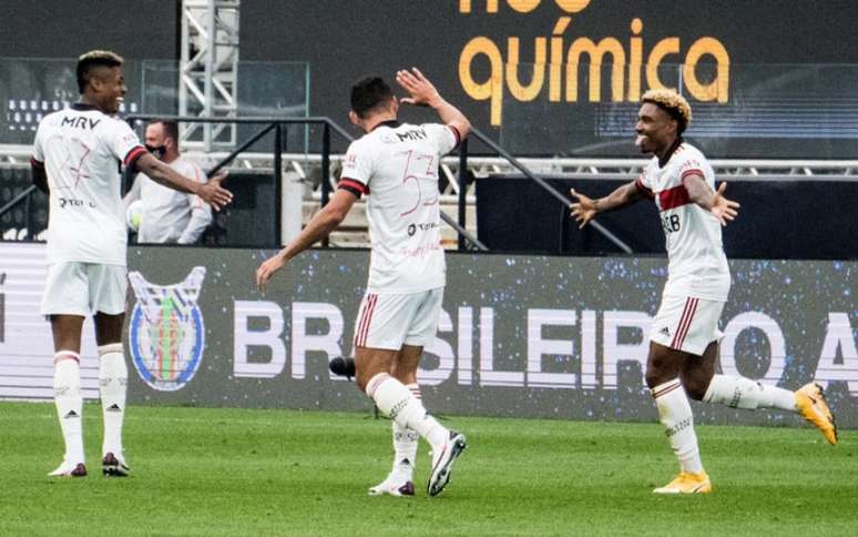 Vitinho, à esquerda, foi utilizado como segundo atacante e funcionou bem (Foto: Felipe Patiño/Flamengo)