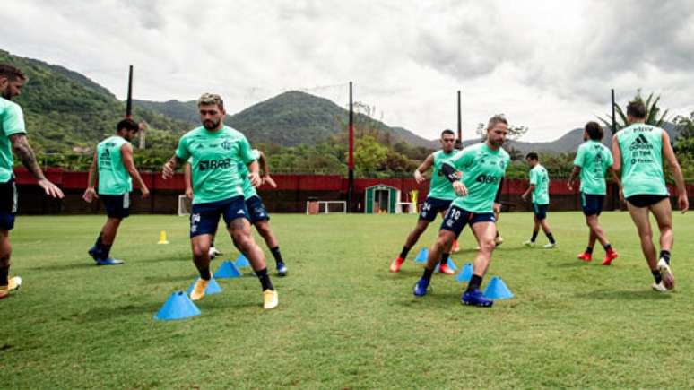 Arrascaeta (à esquerda) treina com o elenco no Ninho (Foto: Marcelo Cortes/Flamengo)