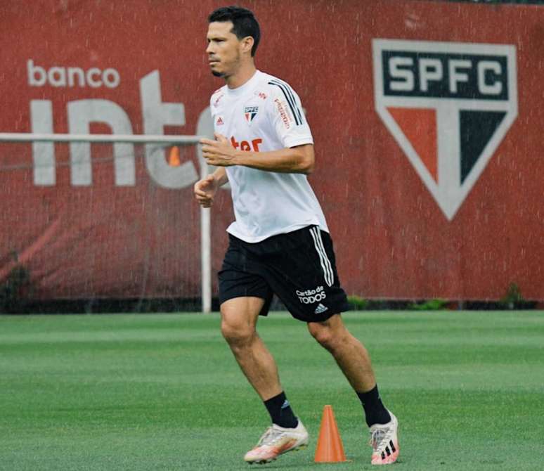 Hernanes está em evolução no CT da Barra Funda (Divulgação/saopaulofc.net)