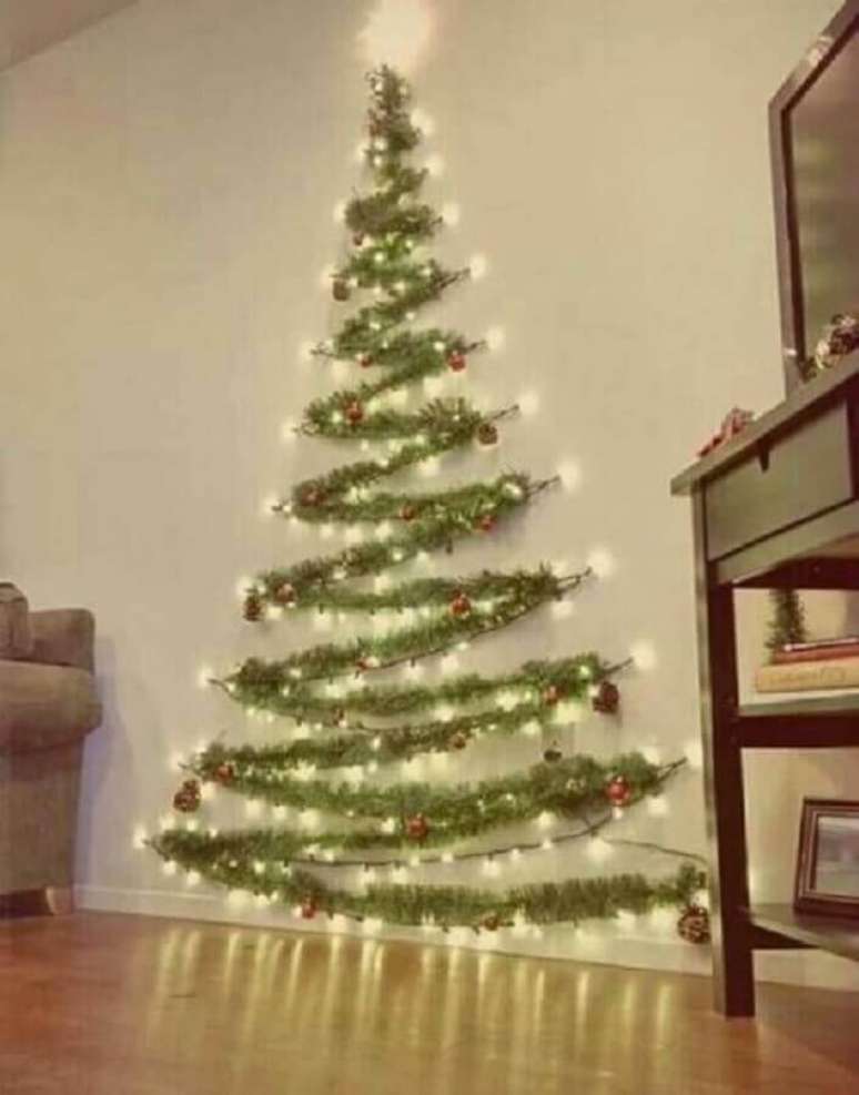 14. Árvore na parede feita com festão de Natal e pisca isca – Foto: Pinterest