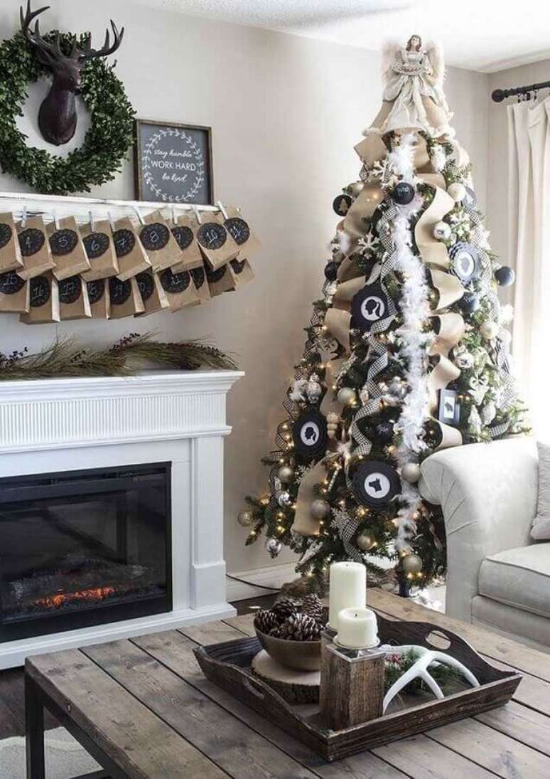 32. Decoração de sala com festão de Natal branco para árvore grande com anjo no topo – Foto: Pinterest