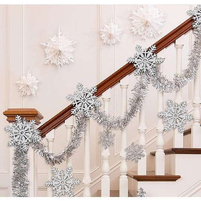 29. Decoração clean com festão de Natal prata para escada – Foto: Party City