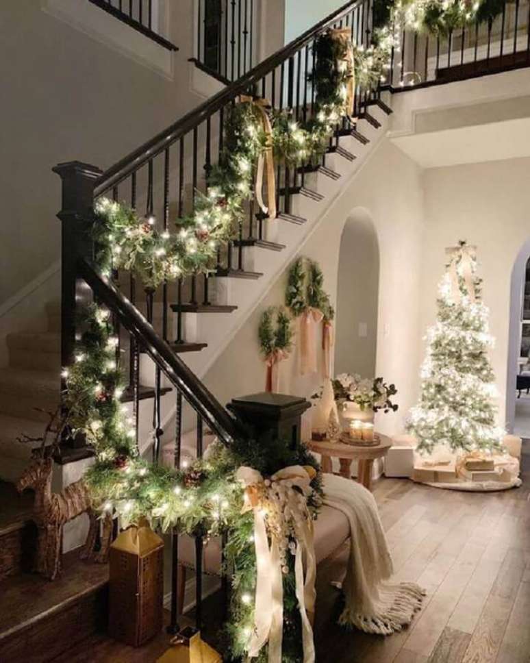 17. Invista na decoração com festão de Natal e pisca pisca para escadas – Foto: PopSugar