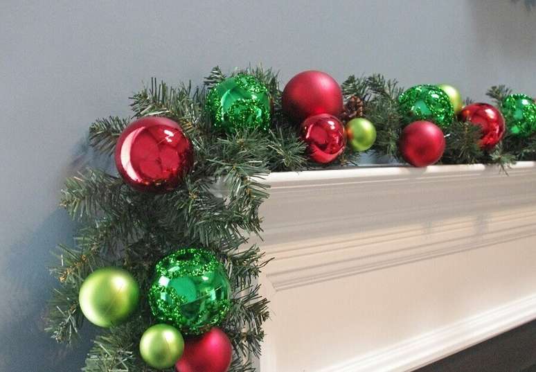 7. Bolas natalinas são ótimas para complementar a decoração com festão de Natal – Foto: eBay