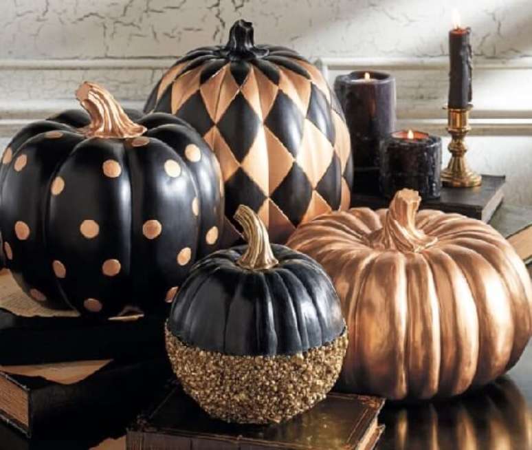 12. A abóbora de halloween preta e dourada se destaca na decoração. Fonte: Pinterest