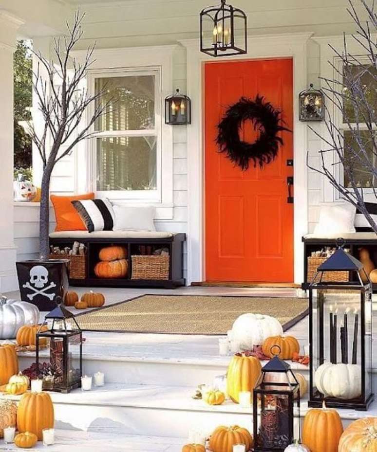 45. A entrada da casa pode ser enfeitada com abóbora de halloween preta ou laranja. Fonte: Pinterest