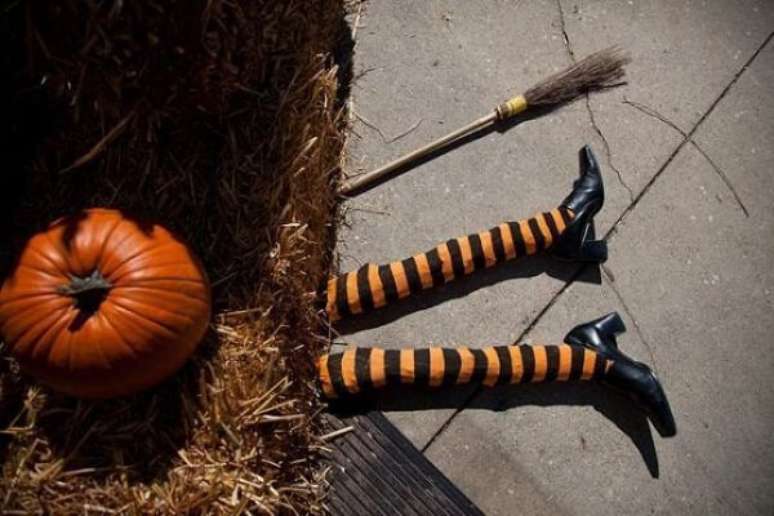 15. As pernas da bruxa e a abóbora de halloween decoram o ambiente. Fonte: Celebrations at Home