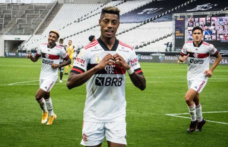 Bruno Henrique fez um dos gols na goleada de 5 x 1 sobre o Corinthians