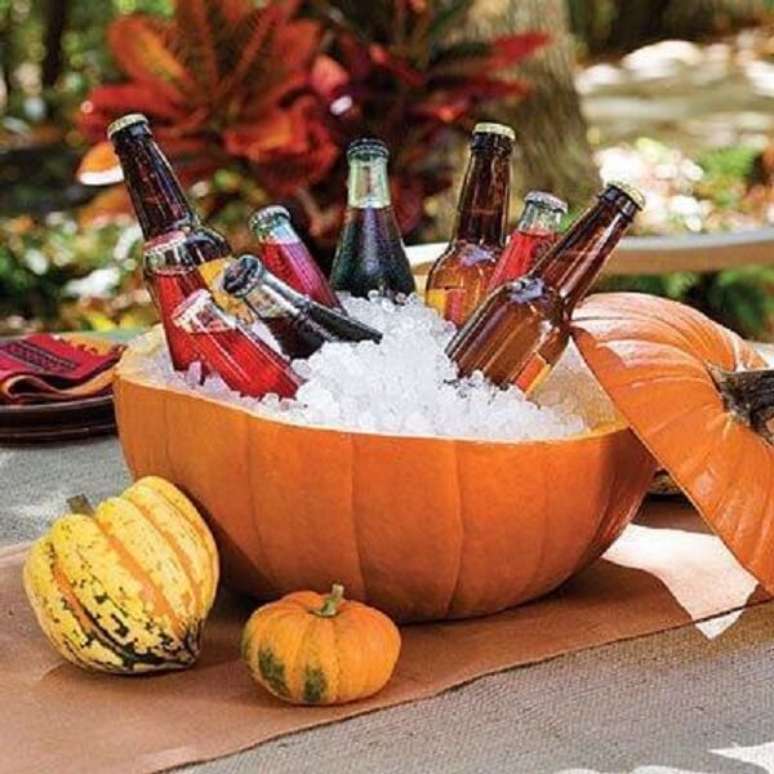 7. Coloque as bebidas dentro da abóbora de halloween para gelar. Fonte: Pinterest