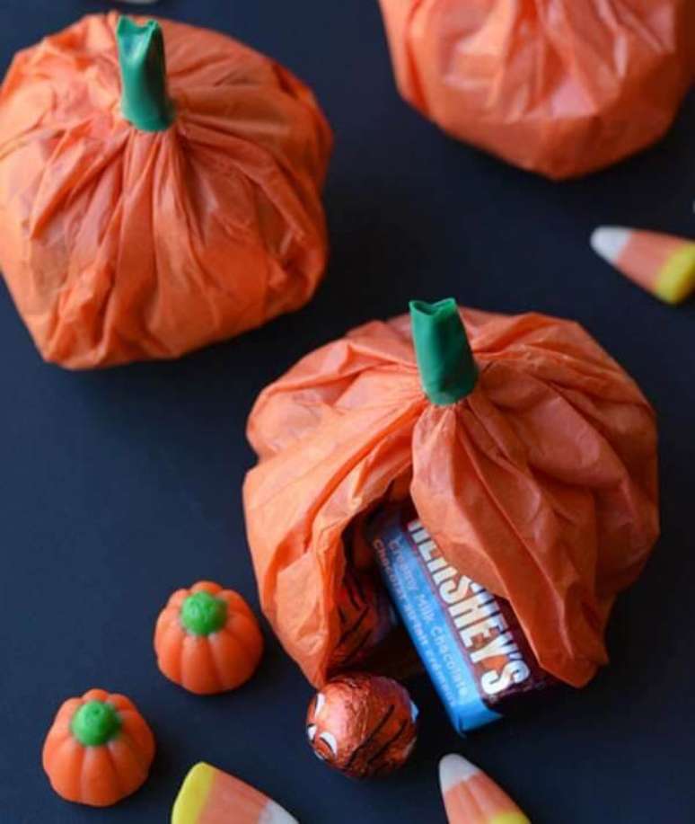 40. Como fazer abóbora de halloween com doces. Fonte: Pinterest