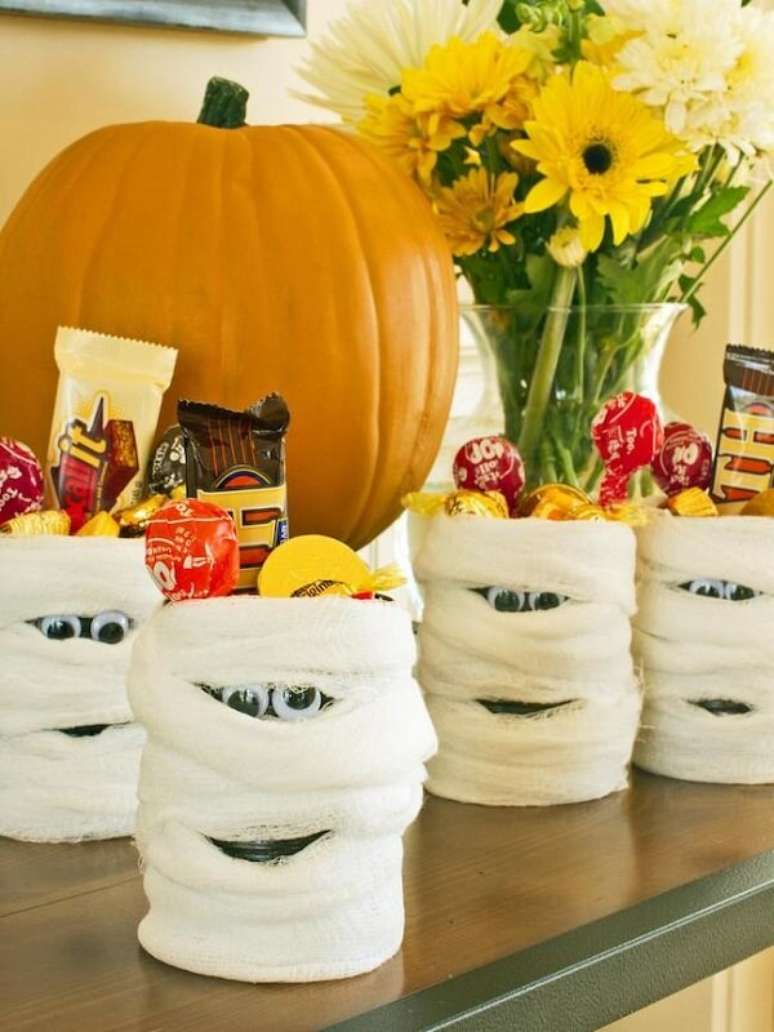 35. Copos inspirados em m&uacute;mias e ab&oacute;bora de halloween enfeitam a mesa. Fonte: HGTV