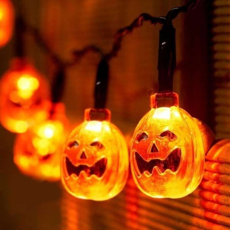 47. Cordões de luzes em formato de abóbora de halloween. Fonte: Pinterest