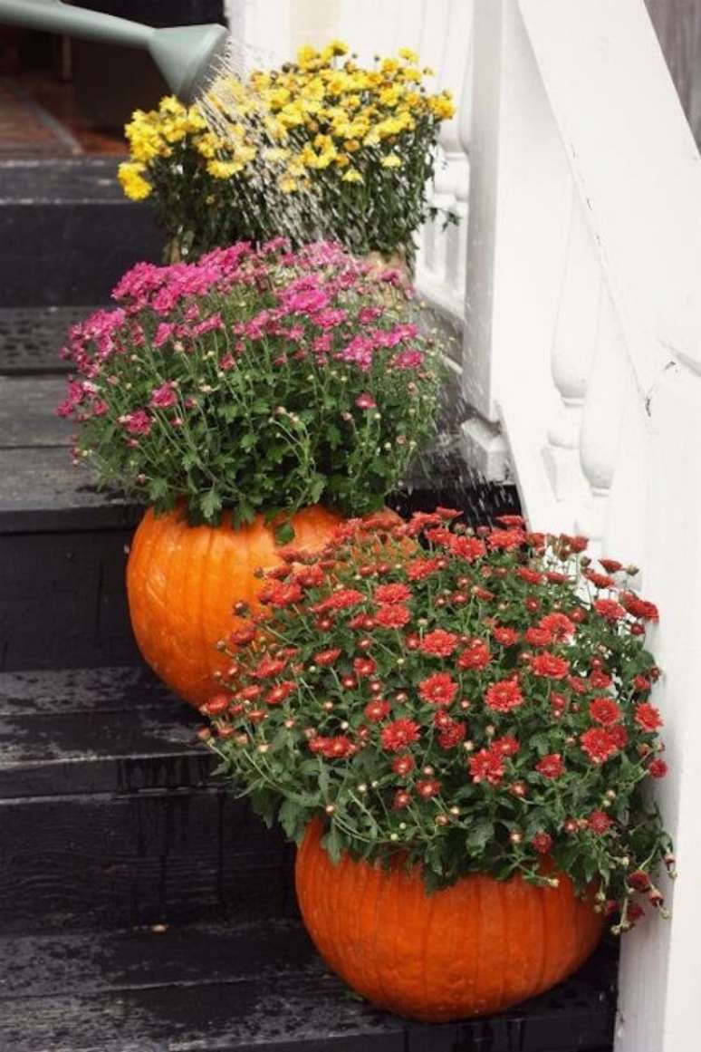 43. Decoração com abóbora de halloween com flores na área externa. Fonte: Lovahomy